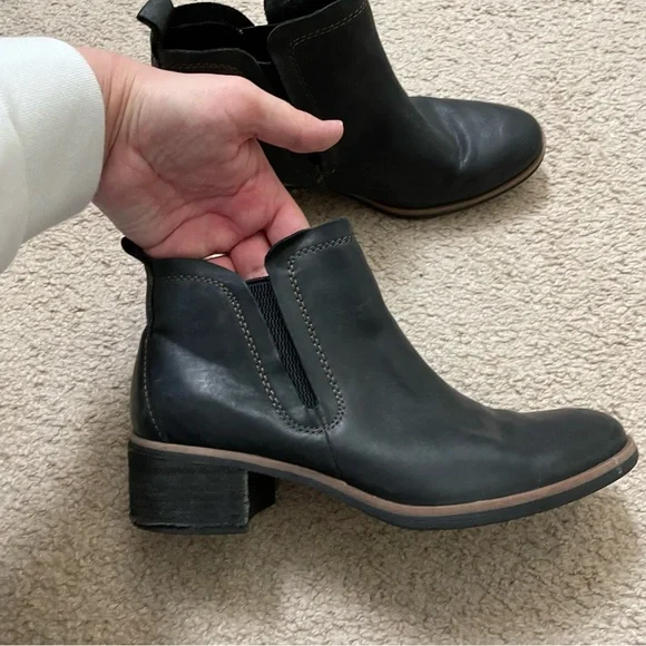 Korks Tea Black Leather Heeled Booties SZ 7.5 - Picture 5 of 9